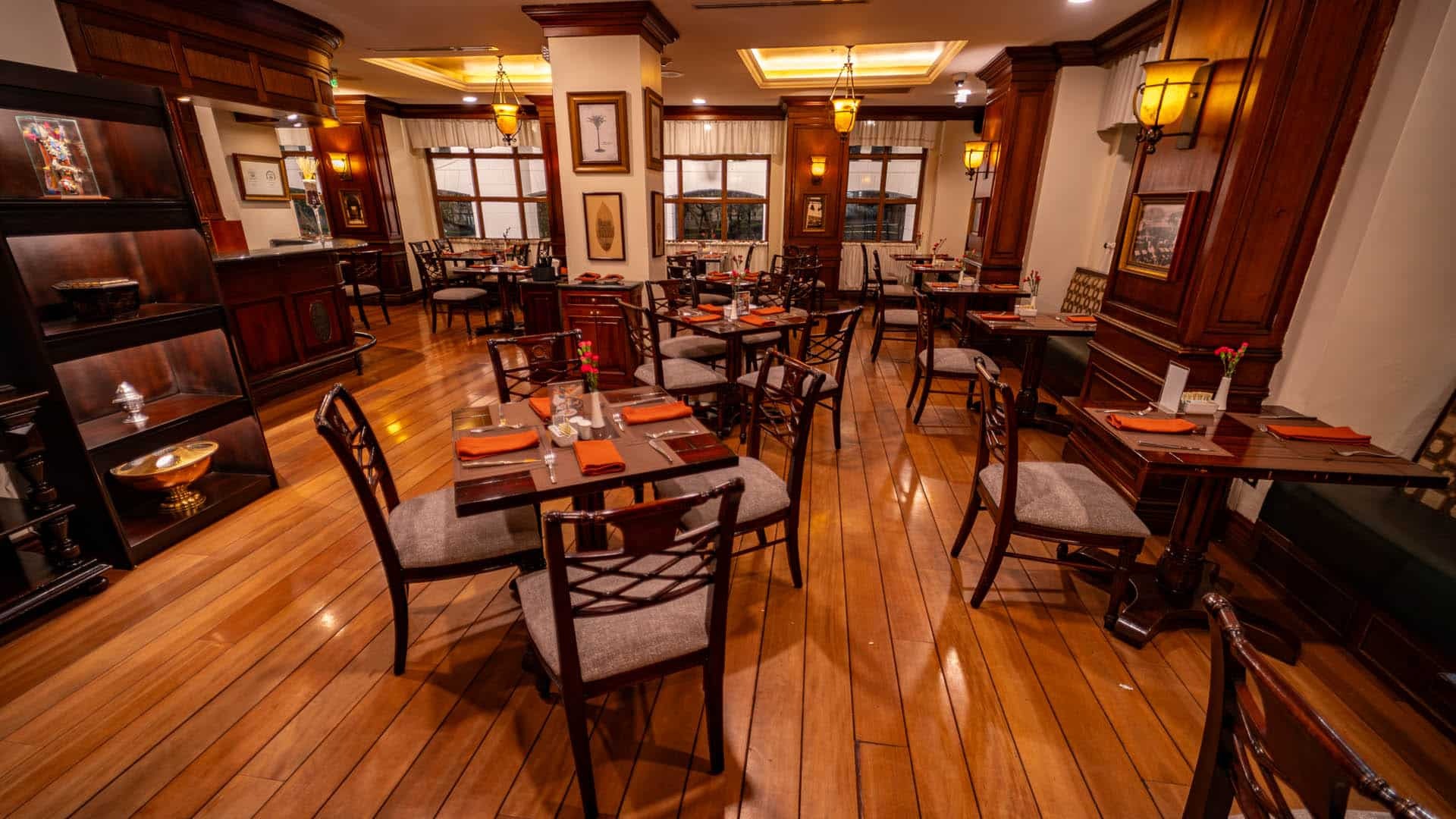 imgi_6_plaza-grande-hotels-cafe-plaza-grande
